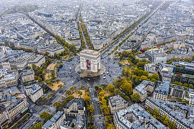 Eric Isselee/Shutterstock.com : The Arc de Triomphe de lÉtoile