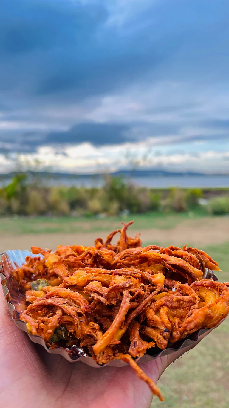 Pyaaz ke pakoda is a popular monsoon snack - Shutterstock.com