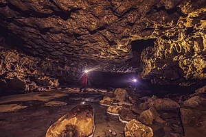 Shutterstock : Mawmluh Cave in Cherrapunji, Meghalaya