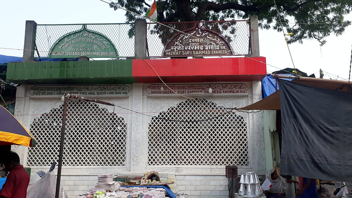 Tomb of Sarmad is located between Meena Bazaar and Jama Masjid