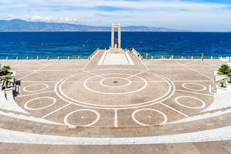 The Arena dello Stretto is a modern theatre built in imitation of the ancient Greek theatres in Reggio di Calabria