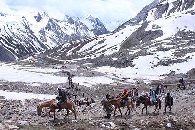 Shutterstock : Amarnath Yatra Routes ‘No Flying Zones’ Ahead of Pilgrimage