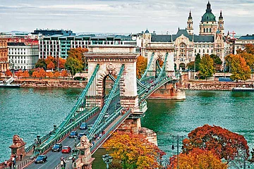 Photo: Shutterstock : The Chain Bridge in Budapest, Hungary