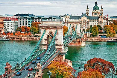 Photo: Shutterstock : The Chain Bridge in Budapest, Hungary