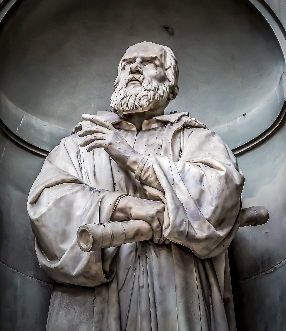 Shutterstock : Statue of Galileo Galilei, on the facade of the Uffizi gallery. Florence, Tuscany, Italy