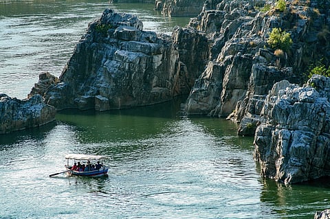 Tourists riding with small boats in Bheraghat