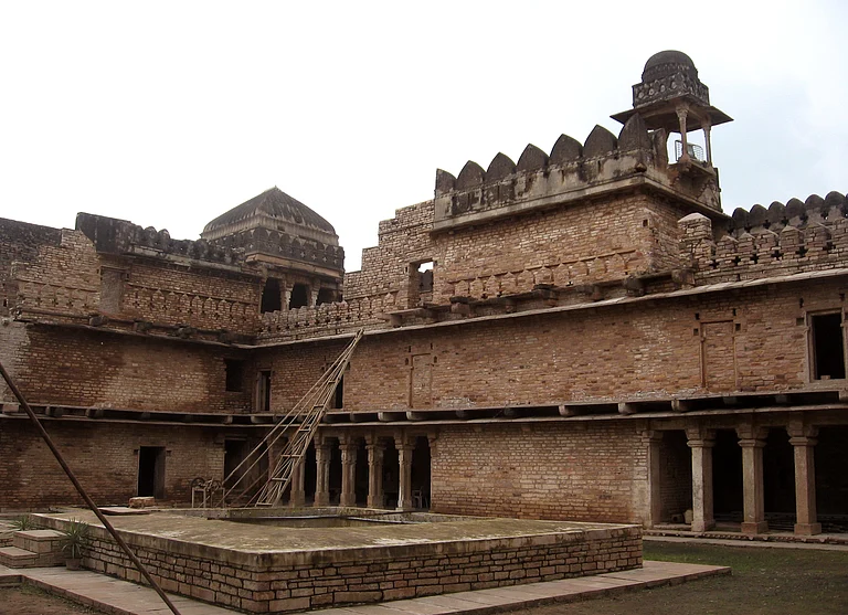 Inside Chanderi Fort, Madhya Pradesh - Wikimedia Commons