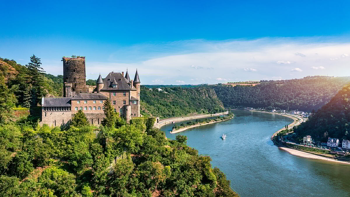 Shutterstock : If you love architecture, the more than 20,000 castles will surely make you happy