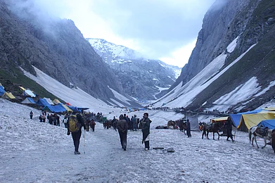 Shashi Bhushan pandey/Shutterstock : Pilgrims journeying on the Amarnath Yatra route