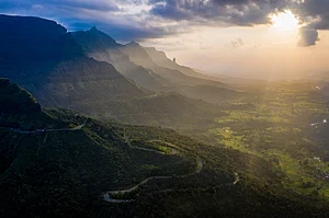 Tellme digiinfotech/Shutterstock.com : Sunset in Malshej Ghat