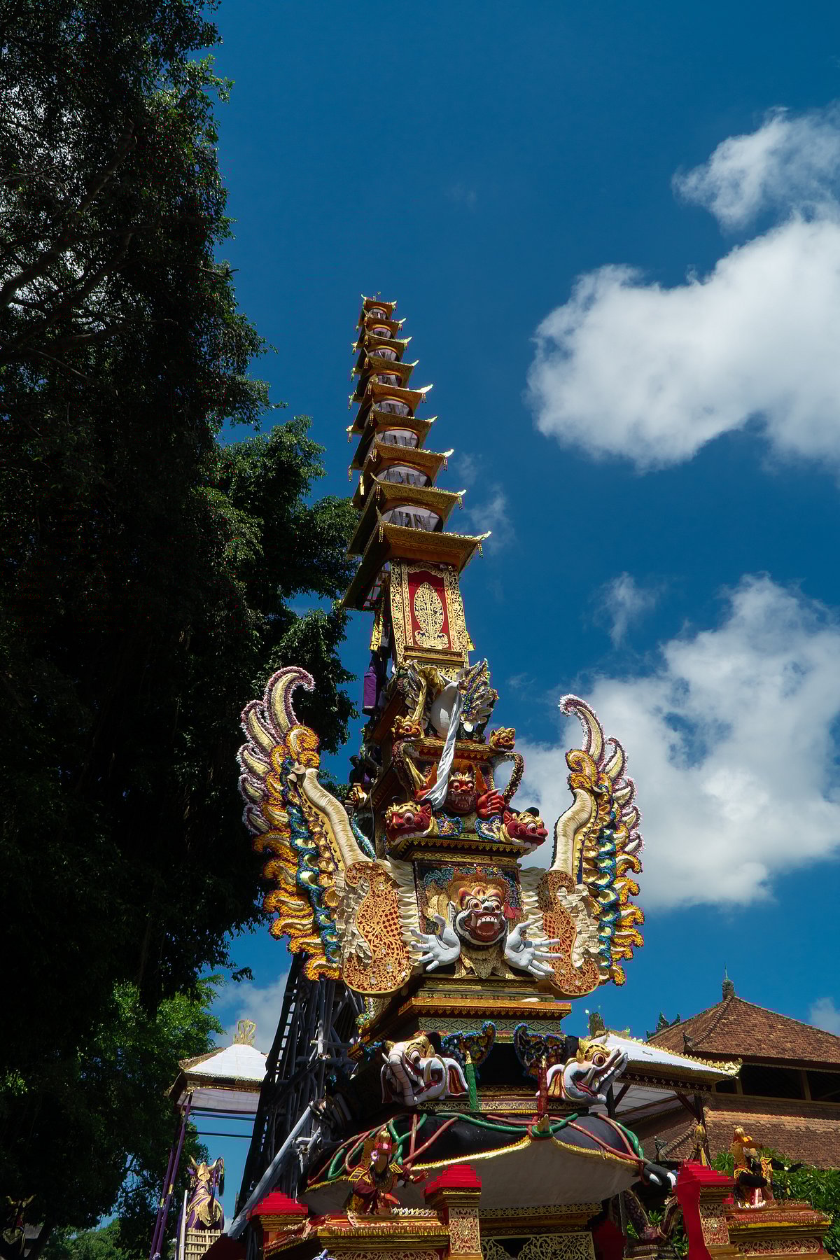 Shutterstock : Ngaben ceremony procession or corpse burning at Ubud Palace, Bali