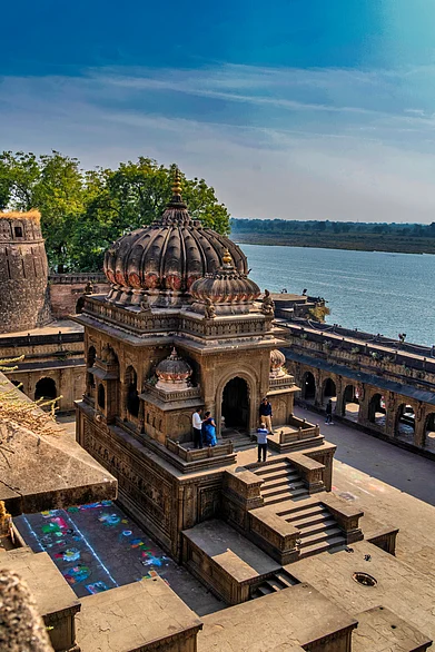 Shutterstock : Exterior shots of the scenic tourist landmark Maheshwar fort and temple