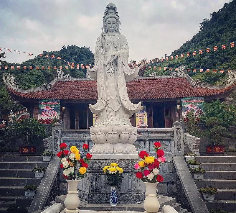 A statue at the Phật Trúc Lâm Tích Pagoda