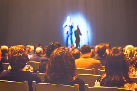 A  stand-up show in session/Representational