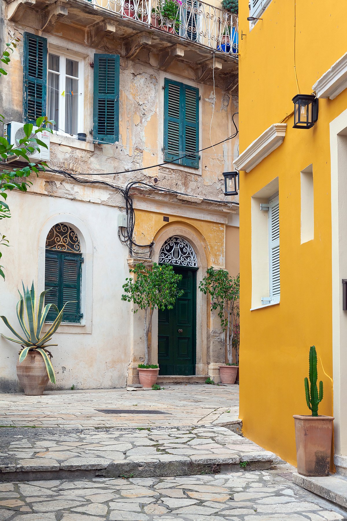 Shutterstock : Beautiful alley in the Old Town of Corfu
