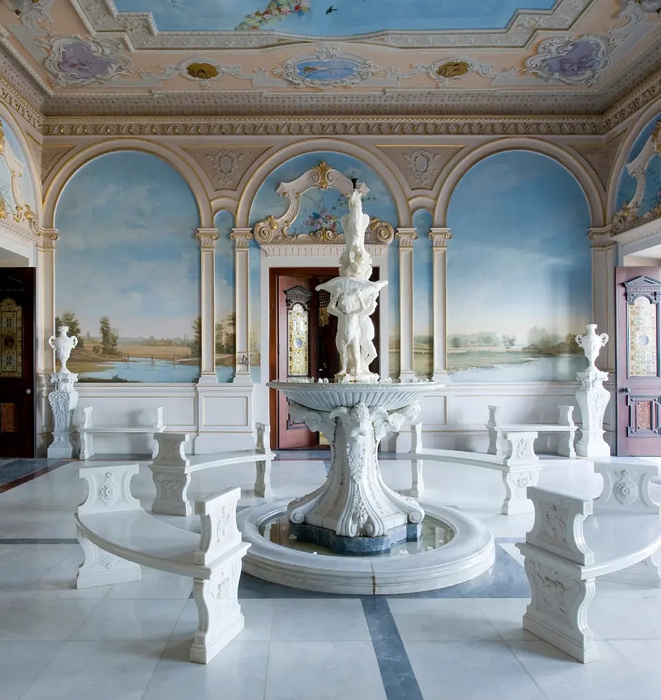 The Palaces entrance lobby is graced by a circular marble fountain and murals illustrating Italianate landscapes