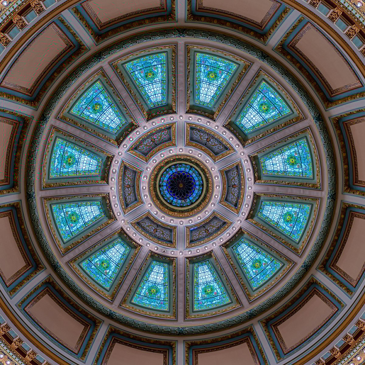 Shutterstock : Interior dome of the Senate Chamber of the Mississippi State Capitol building