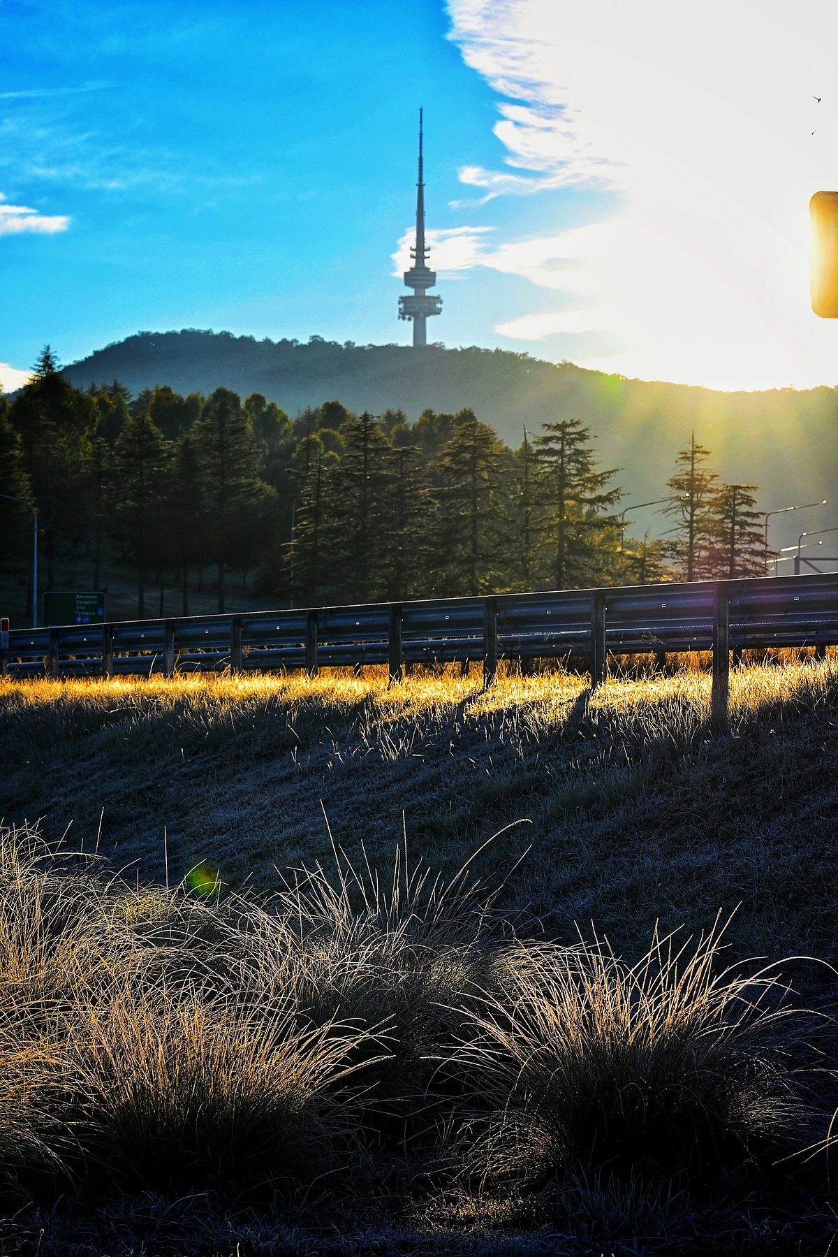 Shutterstock : Winter morning light, Canberra, Australia