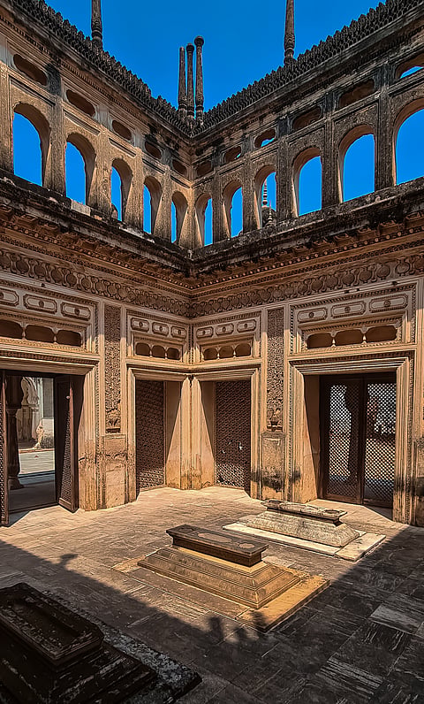 The tombs feature Indo-Saracenic architecture