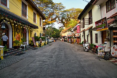 Iulian Ursachi/Shutterstock : A street in Kochi