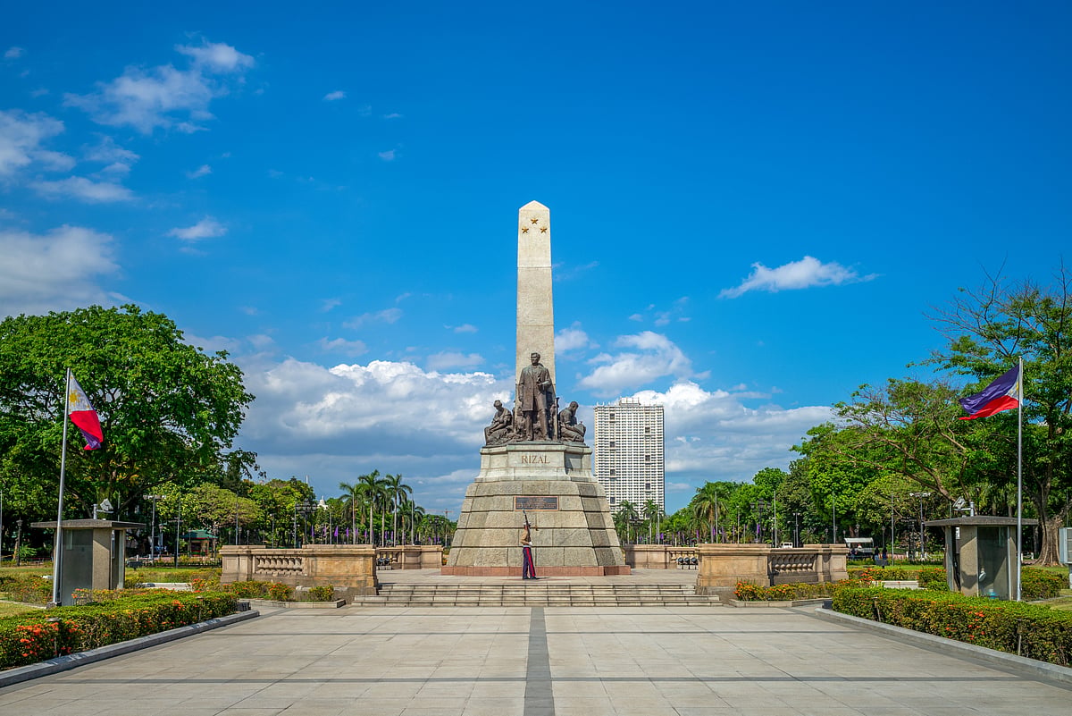 The Rizal Monument enshrines the remains of Filipino patriot José Rizal 