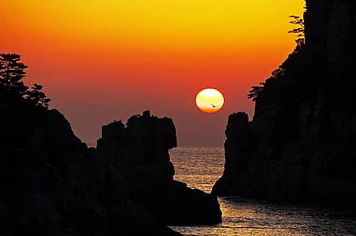Shutterstock : High angle and silhouette view of Lion Rock of Haegeumgang Islets