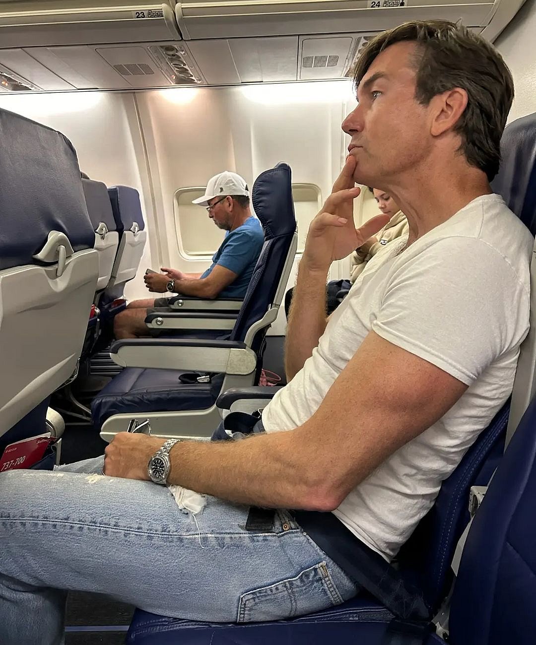 American actor Jerry O’Connell posted a photo to his Instagram account with the caption: “Phone is out of battery. No TV. Gonna Raw-Dog this flight”