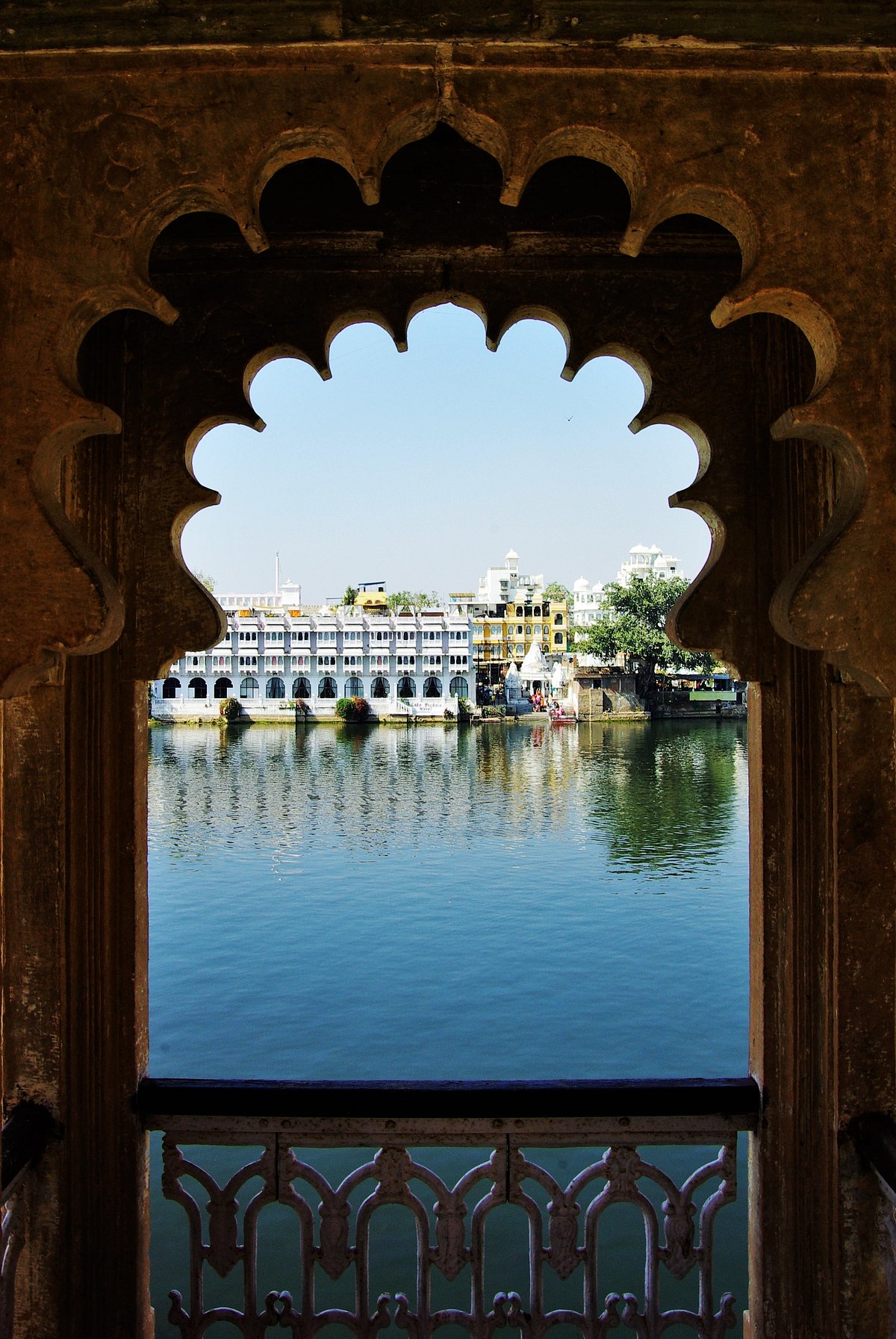 Shutterstock : Scene through a beautiful arch in Udaipur