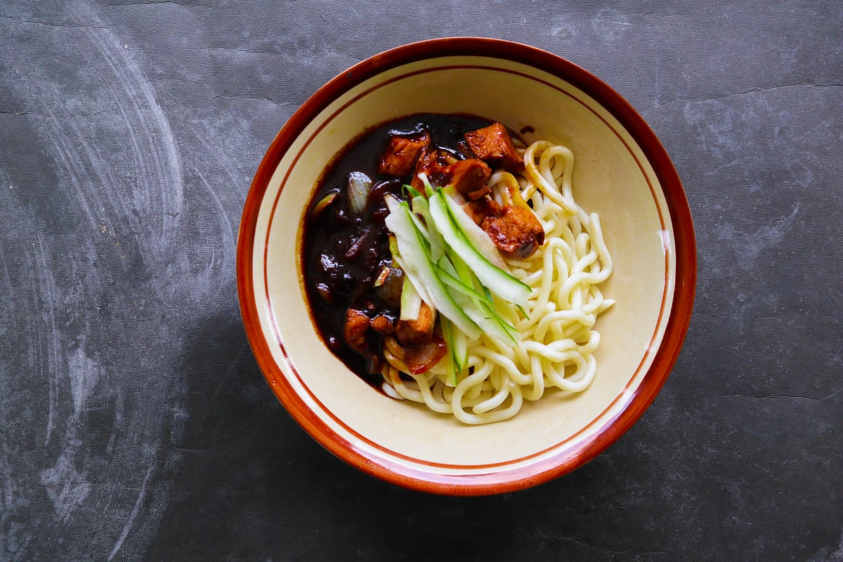 You can instantly recognise this dish through its dark, almost black sauce poured over thick wheat noodles