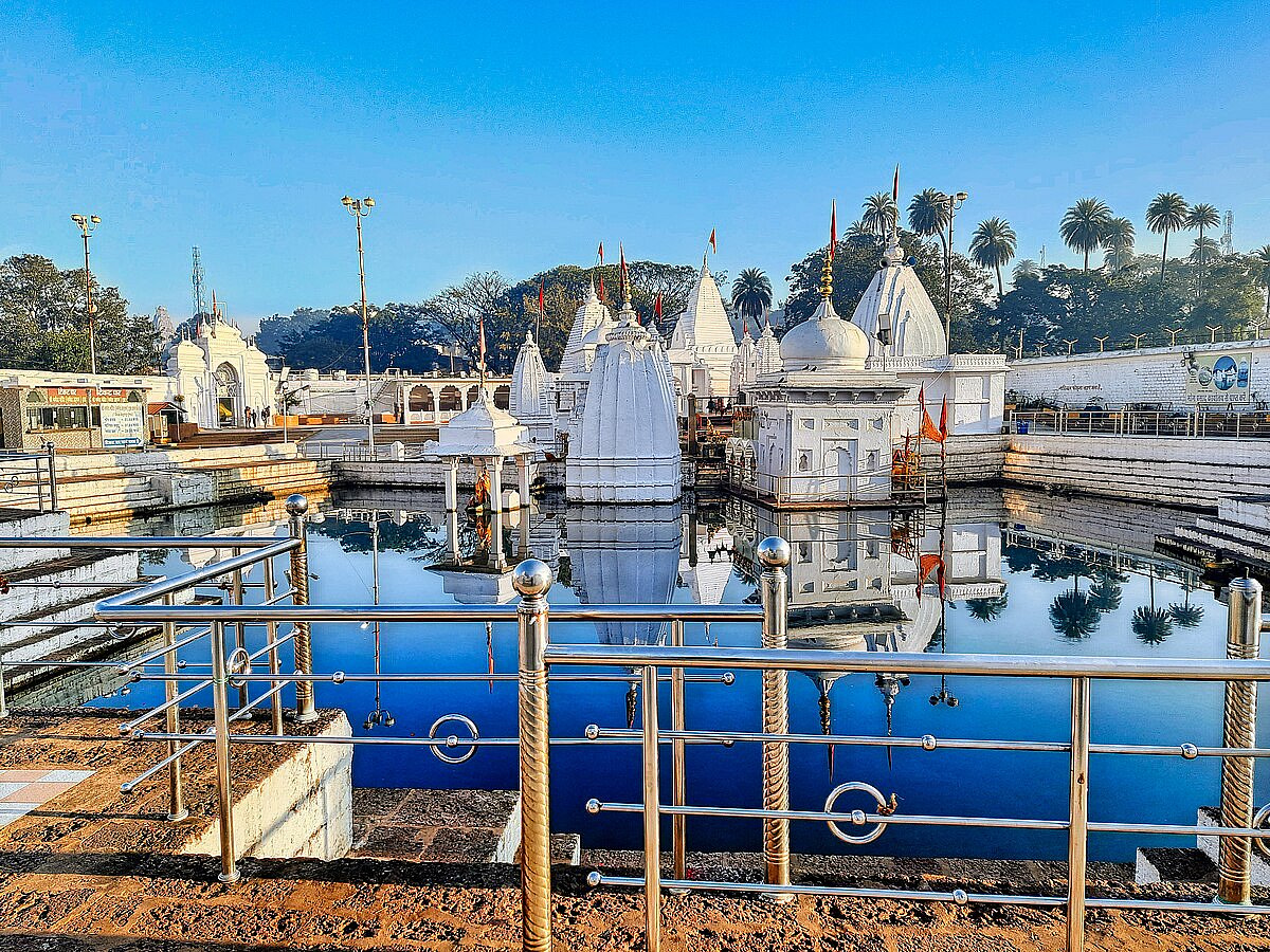 The Narmada Udgam Complex with the kund 