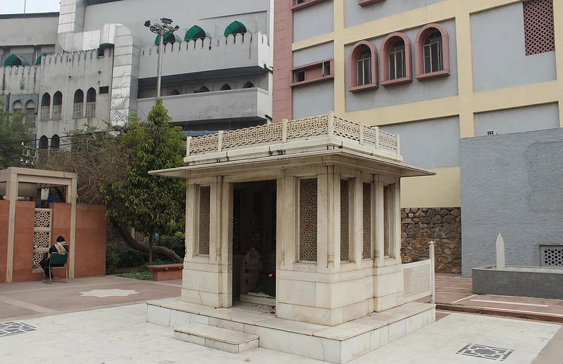 Mirza Ghalibs tomb, Nizamuddin West, Delhi