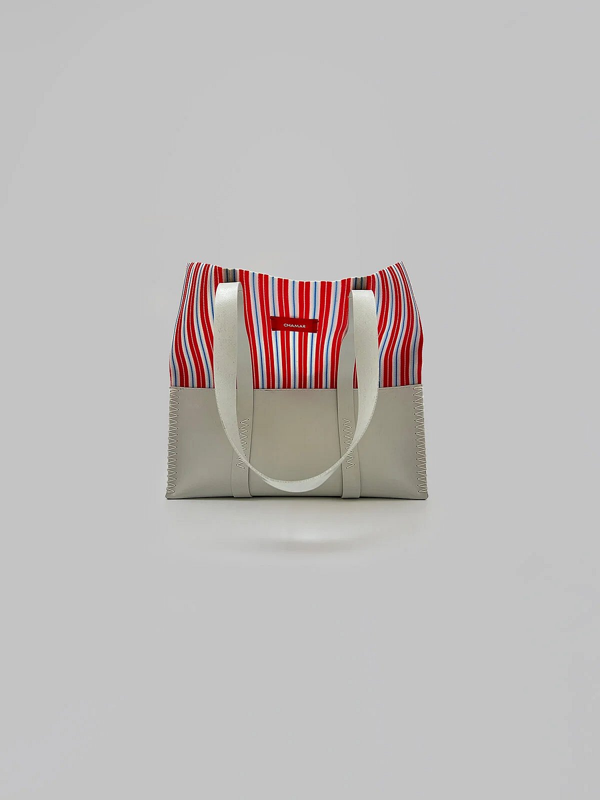 The “Mandee” tote bags come with a bill wallet and ample space.