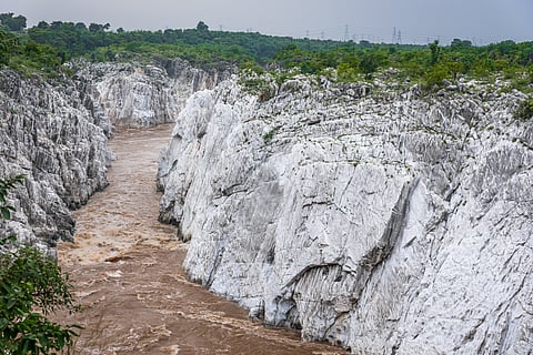 The Marble Rocks form an 8km-long gorge along part of the Narmada River