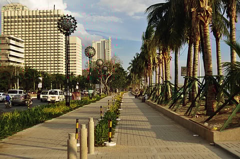 See the sunset from the Manila Baywalk