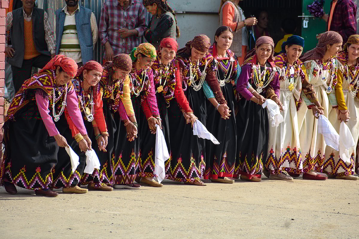 Shutterstock : Women  performing Himachal Pradeshs traditional dance Nati