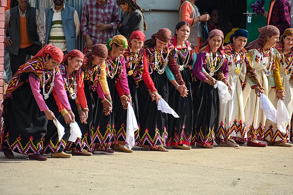 Shutterstock : Women performing Himachal Pradeshs traditional dance Nati