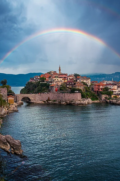 Shutterstock : A beautiful rainbow over the city of Amasra in Türkiye