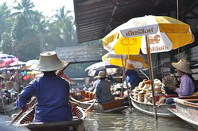Azchael, CC BY-SA 3.0/Wikimedia Commons : Floating markets are an interesting place to interact with the local people