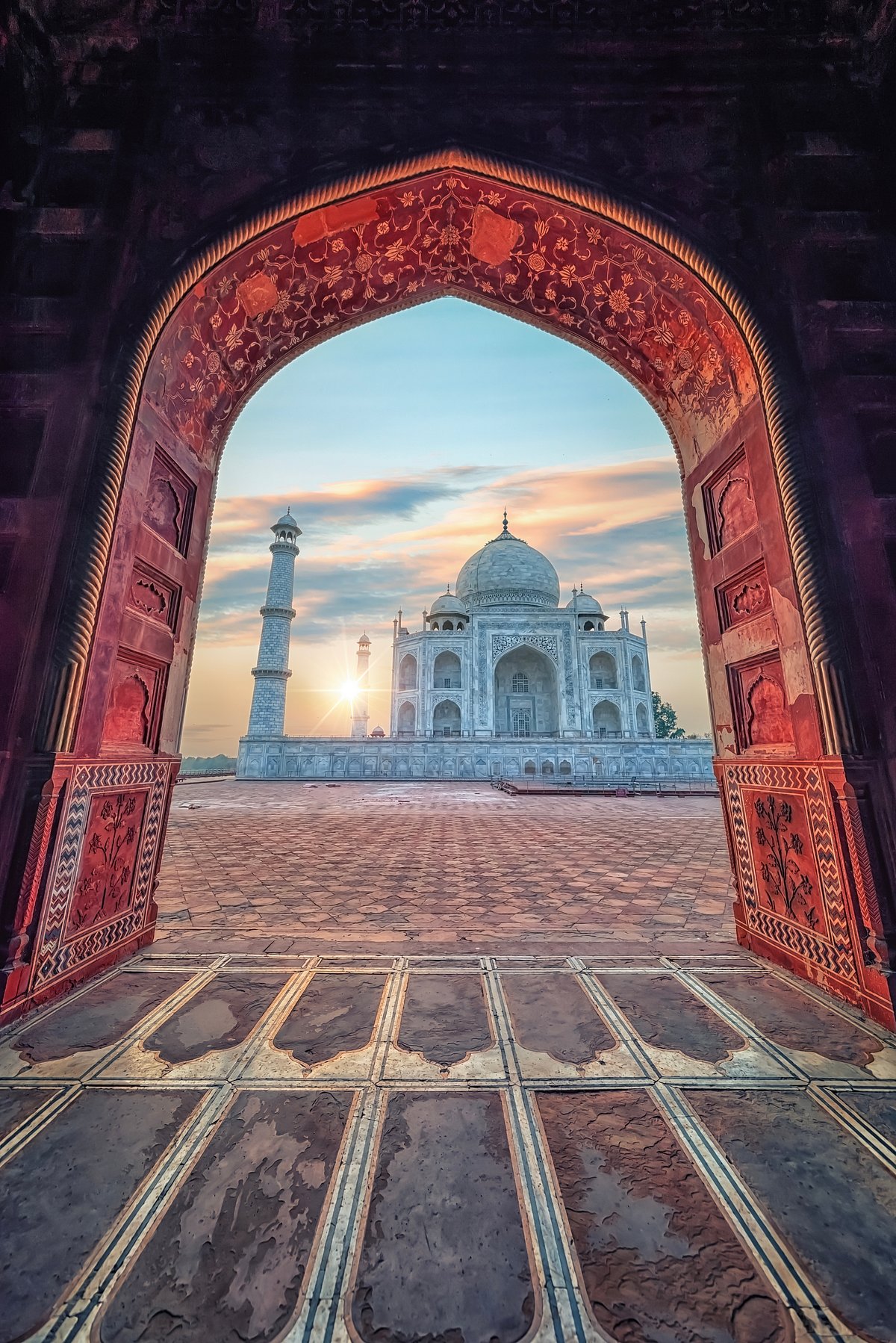 Shutterstock : The Taj Mahal seen through the arch of its gateway