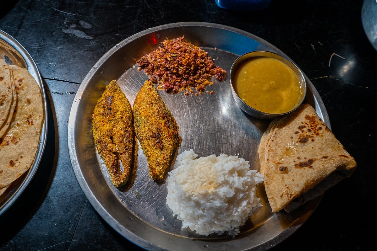 A Konkani thali with fish fry and roti pithi
