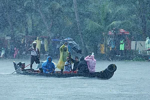Jimmy Kamballur/Shutterstock : Heavy monsoon rain in Champakulam, Alappuzha district in June 2024