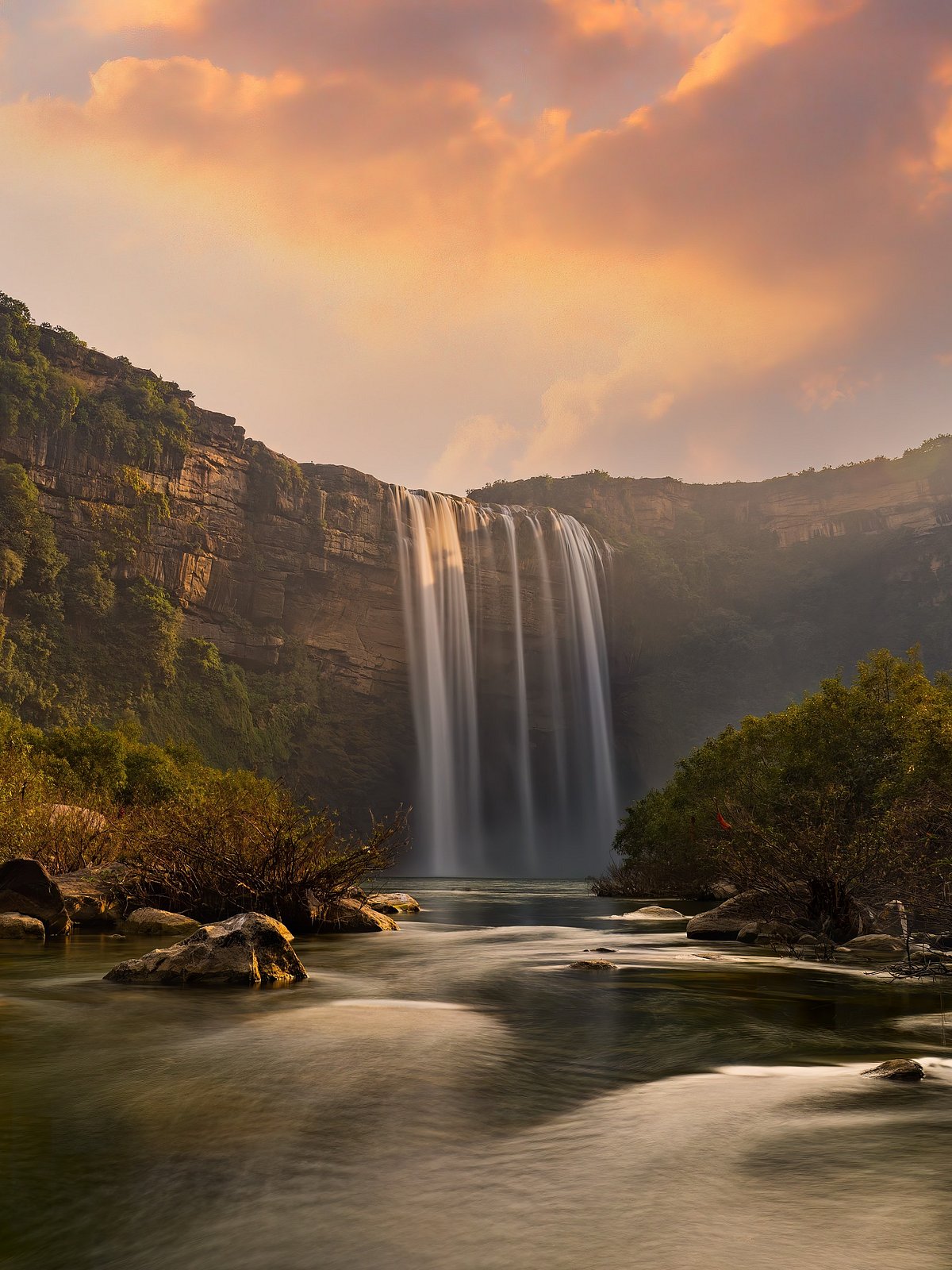 Shutterstock : Witness spectacular waterfalls in the rainy season in Madhya Pradesh
