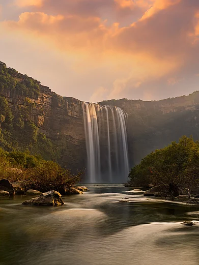 Shutterstock : Witness spectacular waterfalls in the rainy season in Madhya Pradesh