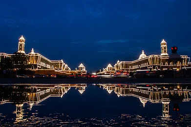 Shutterstock : Reflection of Indian Presidents Estate, Rashtrapati Bhawan in Lutyens Delhi, New Delhi, India during monsoon