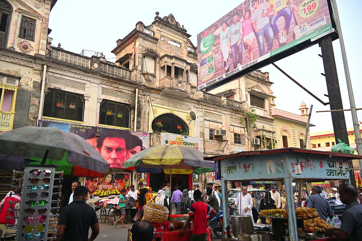 It is believed that many Tawaifs resided and operated their Kothas from Aminabad