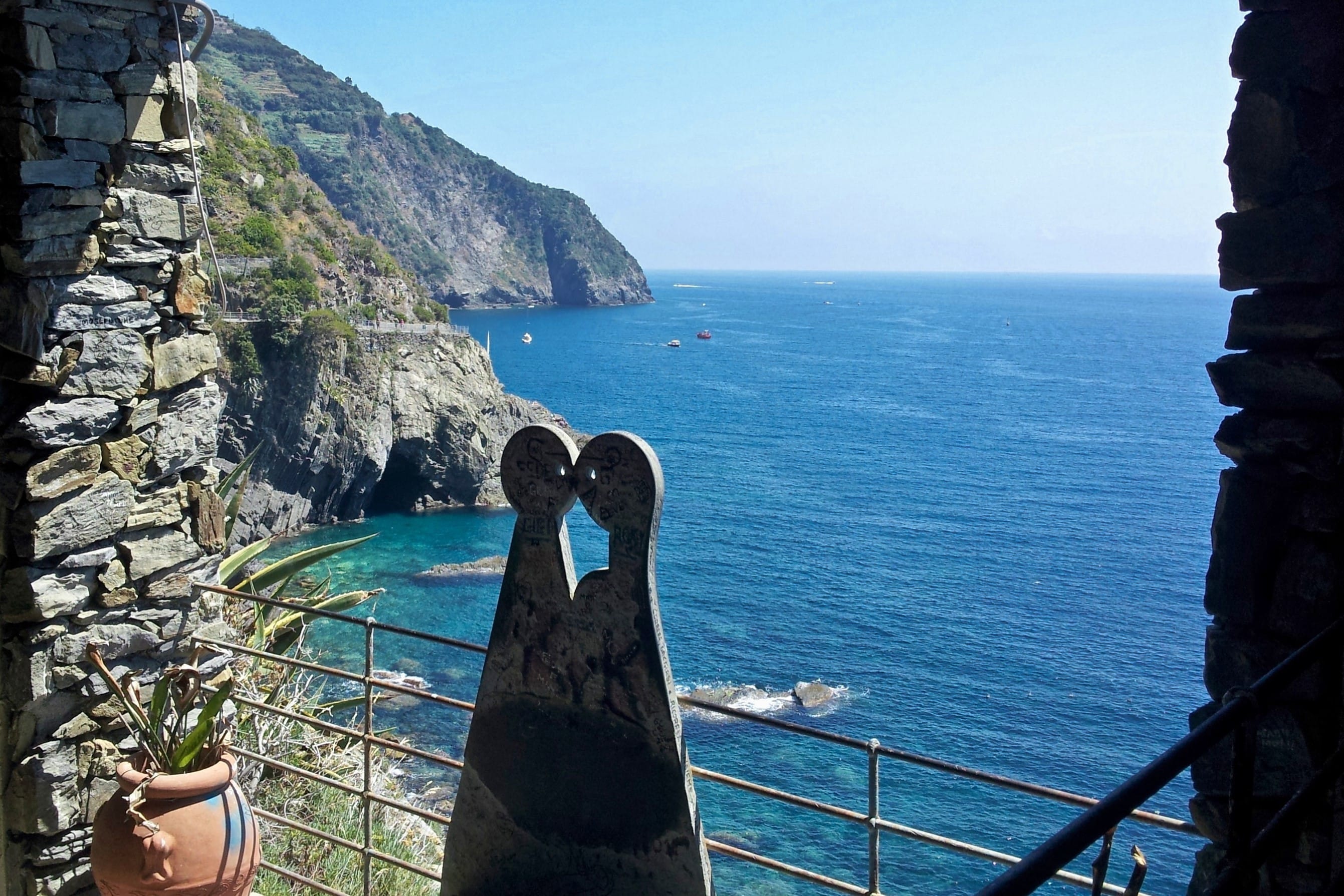 The 900-metre panoramic route overlooks the sea and is located between the municipalities of Riomaggiore and Manarola