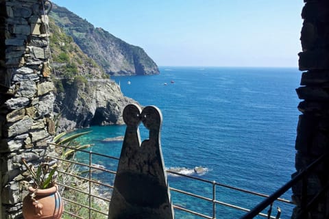 The 900-metre panoramic route overlooks the sea and is located between the municipalities of Riomaggiore and Manarola