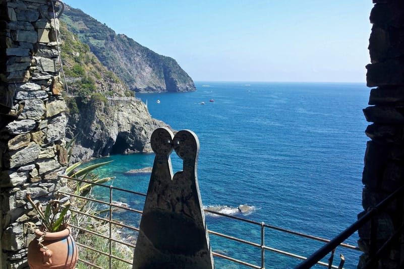 The 900-metre panoramic route overlooks the sea and is located between the municipalities of Riomaggiore and Manarola