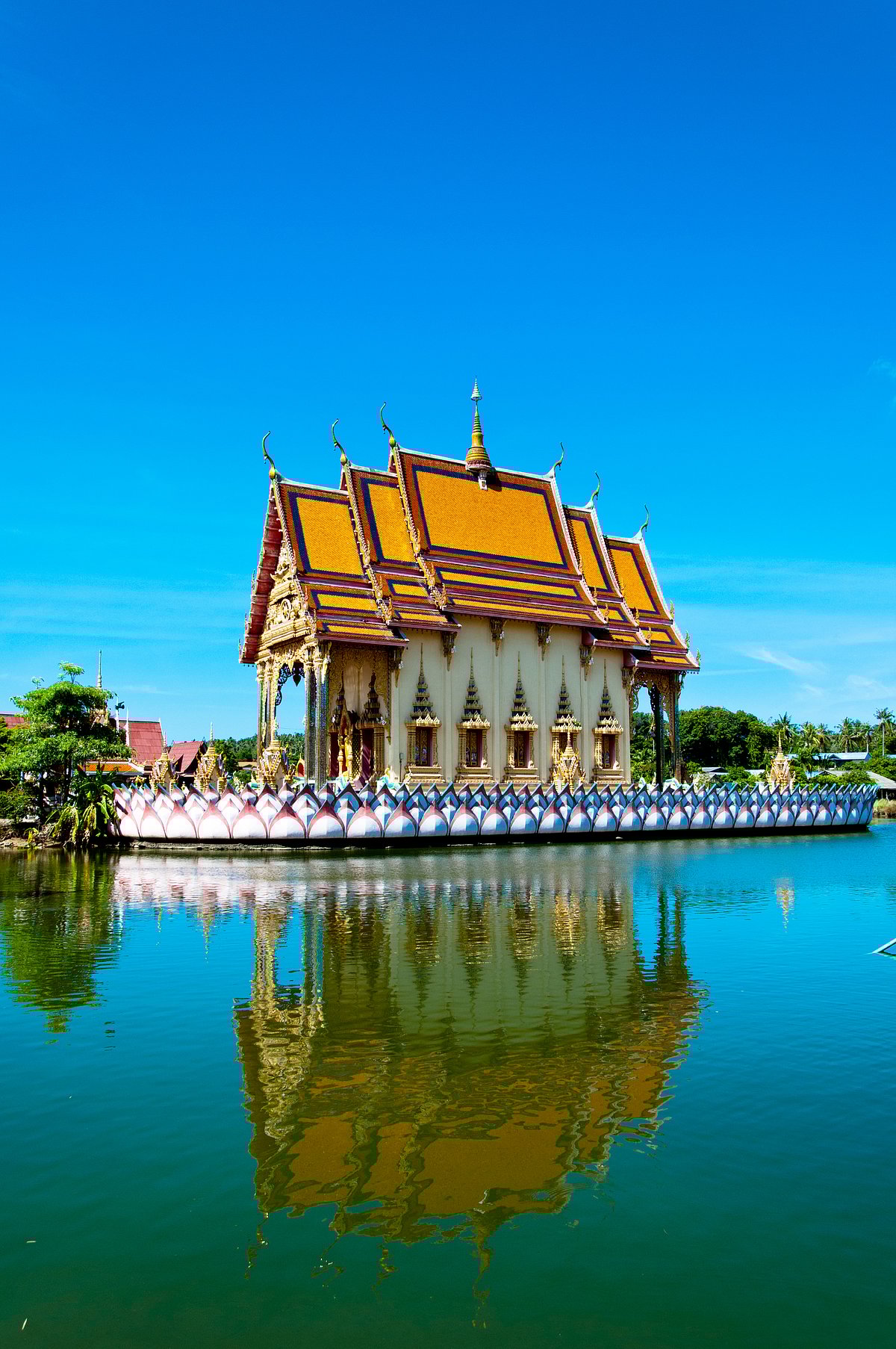 Shutterstock : A Buddhist pagoda in Koh Samui