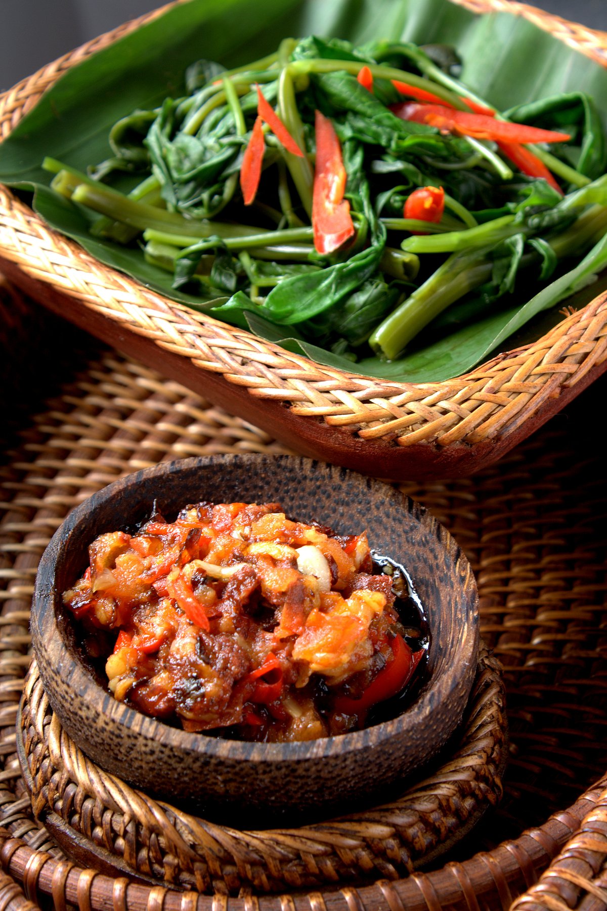Shutterstock : Kangkung Pelecing, a vegetable dish in Bali, Indonesia